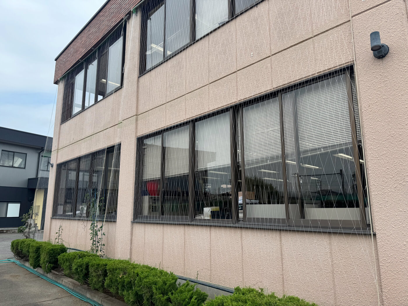 グリーンカーテンのネット設置