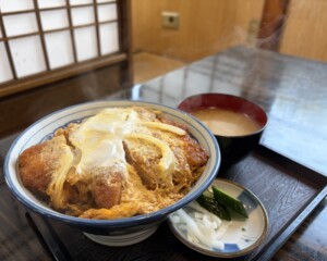 【営業部ランチ通信】昭和レトロな名店「冨士久食堂」でアツアツかつ丼ランチ！